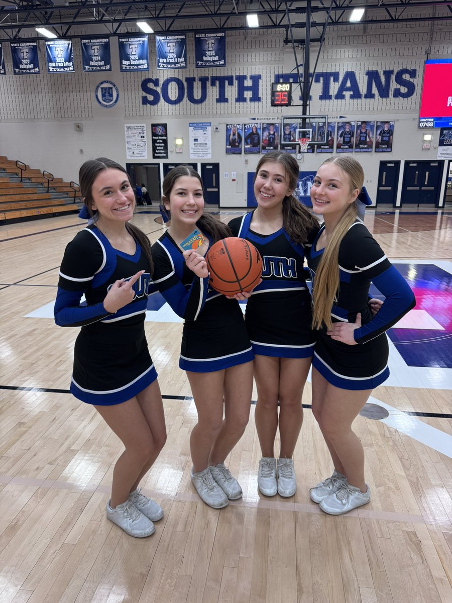 PLS_activities's tweet photo. Fun night of basketball!  Titan girls and boys both win over Bellevue East. https://t.co/WiK2hXHq3e