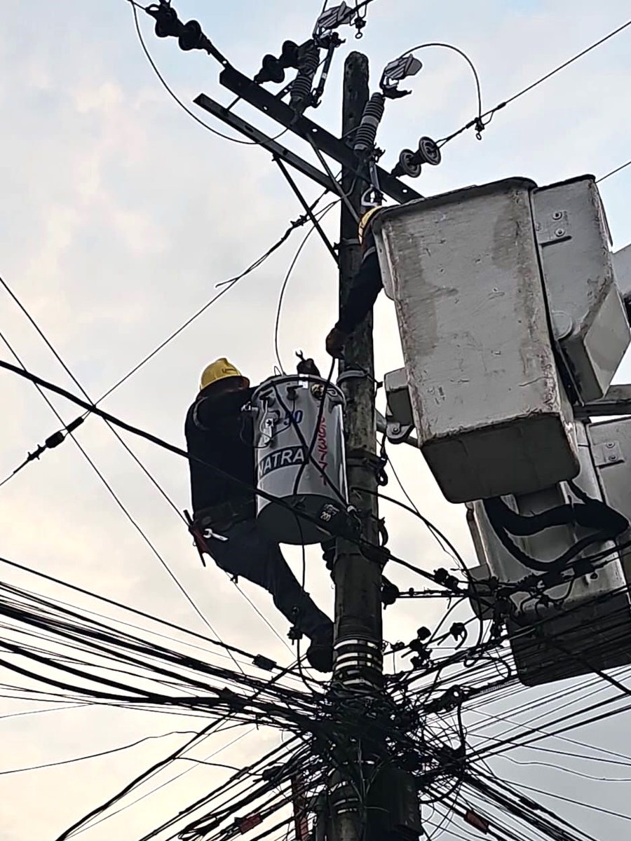 CNEL_EP's tweet photo. ✅ GUAYAS

En las calles Chanchán y Río Chimbo, de la ciudadela Bellavista del cantón Milagro, se realizó el reemplazo de transformadores de distribución de 50 kVA.

Asimismo, en las intersecciones de la avenida Calderón, entre Tarqui y Teodoro Wolf, en el cantón Yaguachi, se repotenció un transformador con el fin de incrementar la carga instalada.