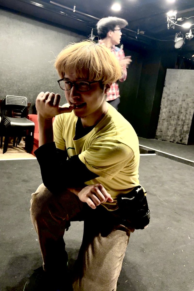 kapsel_yosihisa's tweet photo. 【あと5日‼️】

カプセル兵団　復活公演第一弾❗️

「ゾンビ＆幽霊＆宇宙人オール恐怖大行進！」

今回唯一のダブルキャストで
平日の夜のみしか出演しないレアなキャラ‼️

ゾンビハンター役
#小城祐介 さん

誰よりも稽古参加率が高く、毎日様々なシーンを独特の個性を漂よわせ演じる。
只者ならぬ役者さんです。

是非‼️小城さんの演技を観に来て下さい(^O^)

#ロバート・ウォーターマン くんとの違いを見比べるのも有りです❗️
印象変わりまくりです！！！

2/11(水)15:00 ロバート
2/12(木)19:00 小城
2/13(金)19:00 小城
2/14(土)13:00/17:00 ロバート
2/15(日) 13:00/17:00 ロバート

です！！！

詳細、チケットのお求めは
https://t.co/8teCXYC5T5
から！！！！

さあ！新たなカプセル兵団の始まりを目に焼き付けて下さい‼️

劇場で素敵な空間ご用意してお待ちしておりまーす(^O^)

カプセル兵団　座長
吉久直志

#カプセル兵団
#ゾンビ
#ホラー
#コメディ
#演劇
#都市伝説