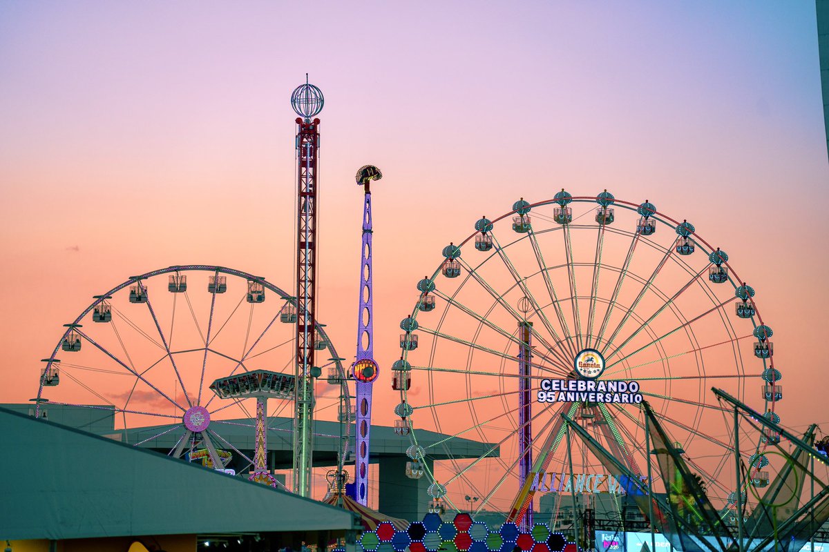 AleGutierrez_mx's tweet photo. Amigos, les dejo estas postales del atardecer que nos regala la @FeriaDeLeon . 🌅🎠
Aprovechen mañana, último día, y váyanse por su gordita tarasca, su huarache 😋🌮
y ya saben… los gritones andan con promos en cobertores, trastes y más 🗣️🛍️

Si van, me avisan 😉📸. 

#feriadeleon #FEL450
