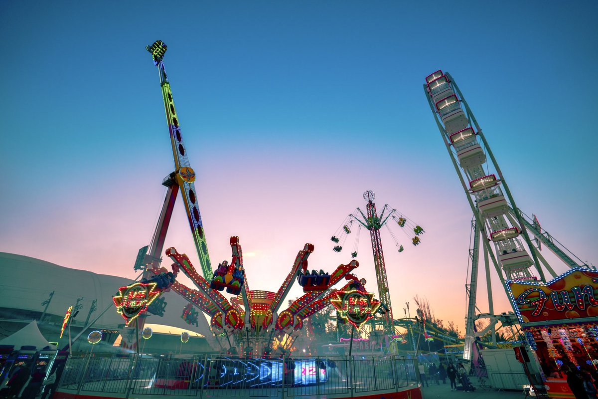 AleGutierrez_mx's tweet photo. Amigos, les dejo estas postales del atardecer que nos regala la @FeriaDeLeon . 🌅🎠
Aprovechen mañana, último día, y váyanse por su gordita tarasca, su huarache 😋🌮
y ya saben… los gritones andan con promos en cobertores, trastes y más 🗣️🛍️

Si van, me avisan 😉📸. 

#feriadeleon #FEL450