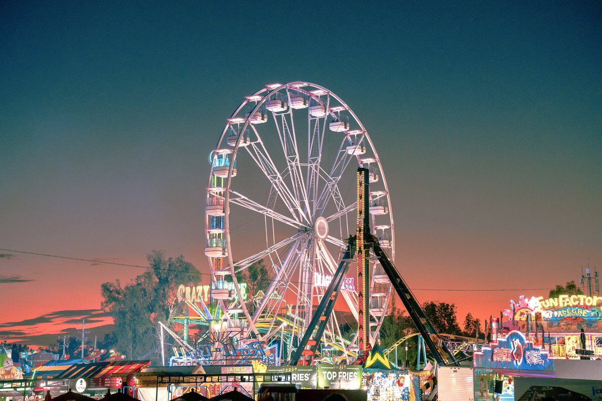 AleGutierrez_mx's tweet photo. Amigos, les dejo estas postales del atardecer que nos regala la @FeriaDeLeon . 🌅🎠
Aprovechen mañana, último día, y váyanse por su gordita tarasca, su huarache 😋🌮
y ya saben… los gritones andan con promos en cobertores, trastes y más 🗣️🛍️

Si van, me avisan 😉📸. 

#feriadeleon #FEL450