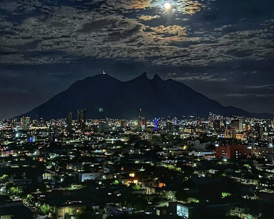 AnaGarcia031204's tweet photo. Monterrey,N.L. y sus bellas montañas!🙏❤️y una hermosa noche.. https://t.co/tEEbnPTW0e