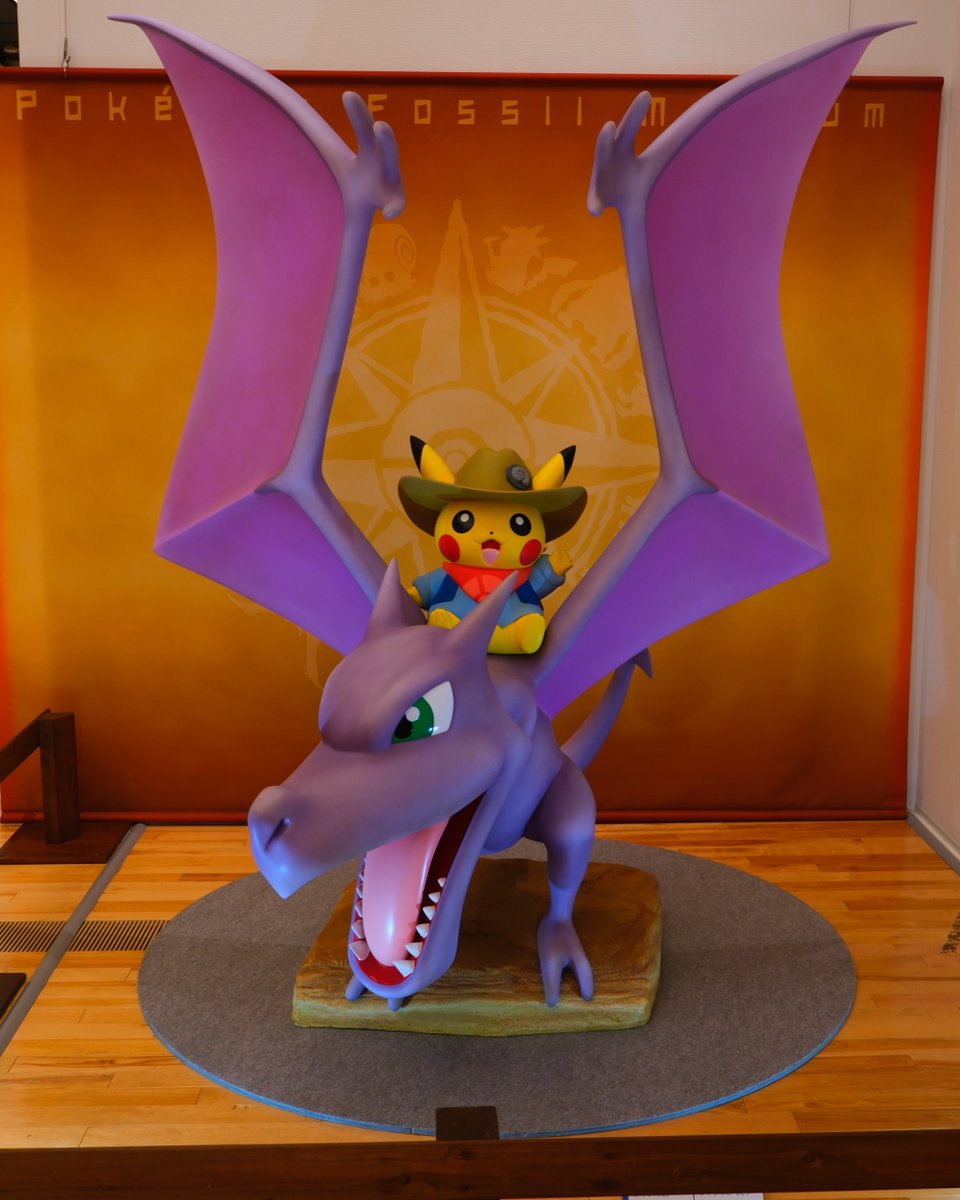 kankomie's tweet photo. ／
国内最後の「ポケモン化石博物館」が
三重県総合博物館（#MieMu）で4月5日（日）まで開催！
＼

「ポケモン化石博物館」は、私たちの化石・古生物と『ポケットモンスター』シリーズに登場する「カセキポケモン」の似ているところを見比べて学ぶ展示企画です🦖

MieMuオリジナル展示の全長約7mのトリケラトプスや「カセキポケモン」の実物大骨格想像模型を見られるのはもちろん、グッズ販売もあります！

詳細はこちら👇
https://t.co/hZRd9KyKWc

#ポケモン化石博物館