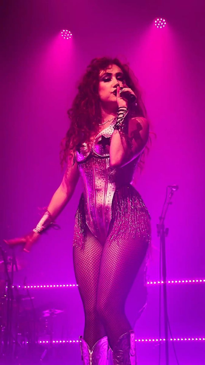 siadoses's tweet photo. @kallieslays Give chappell her thighs back https://t.co/Up0w82jW6T