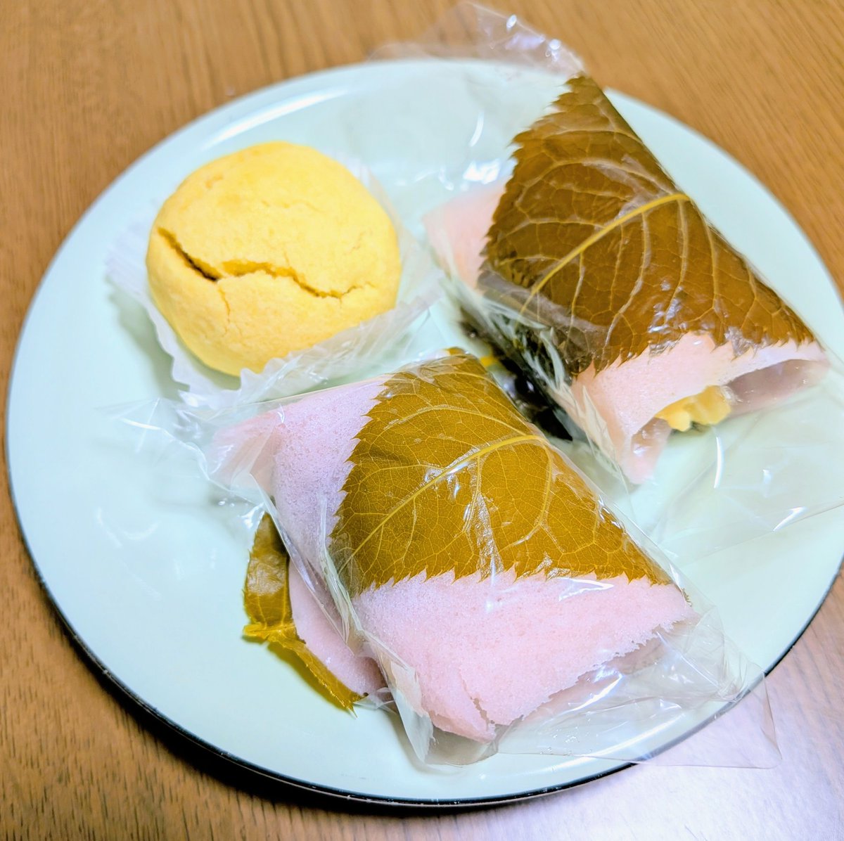 青柳さんの美味しい和菓子いだきま〜す
楽しいお話もありがとうございます
#杉戸
#和菓子
#桜餅
#黄身しぐれ
#和菓子青柳