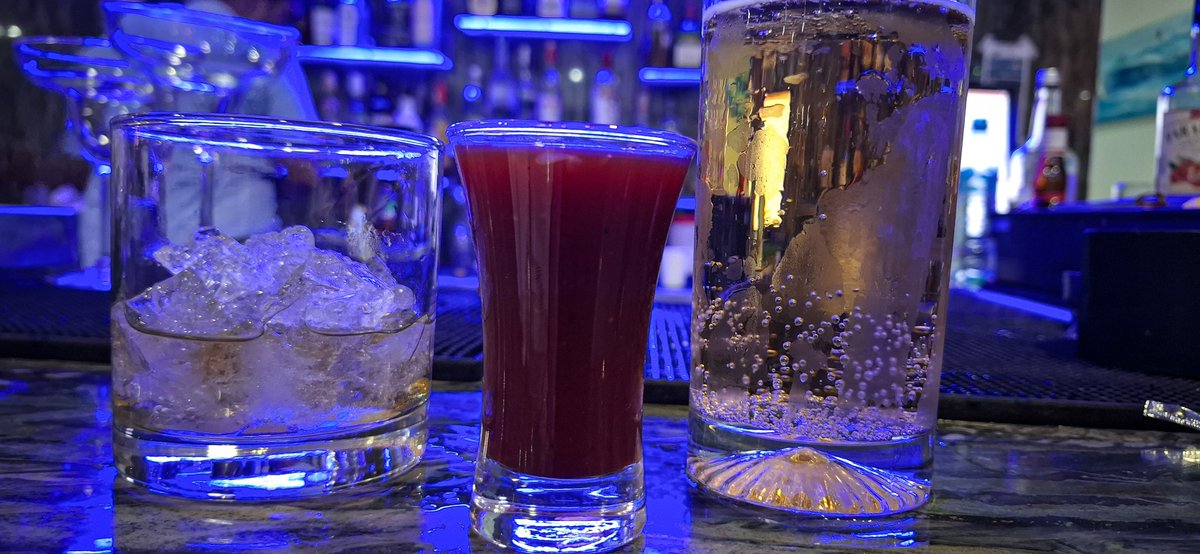 We continue 😇😇.

Where are the senñoritas?