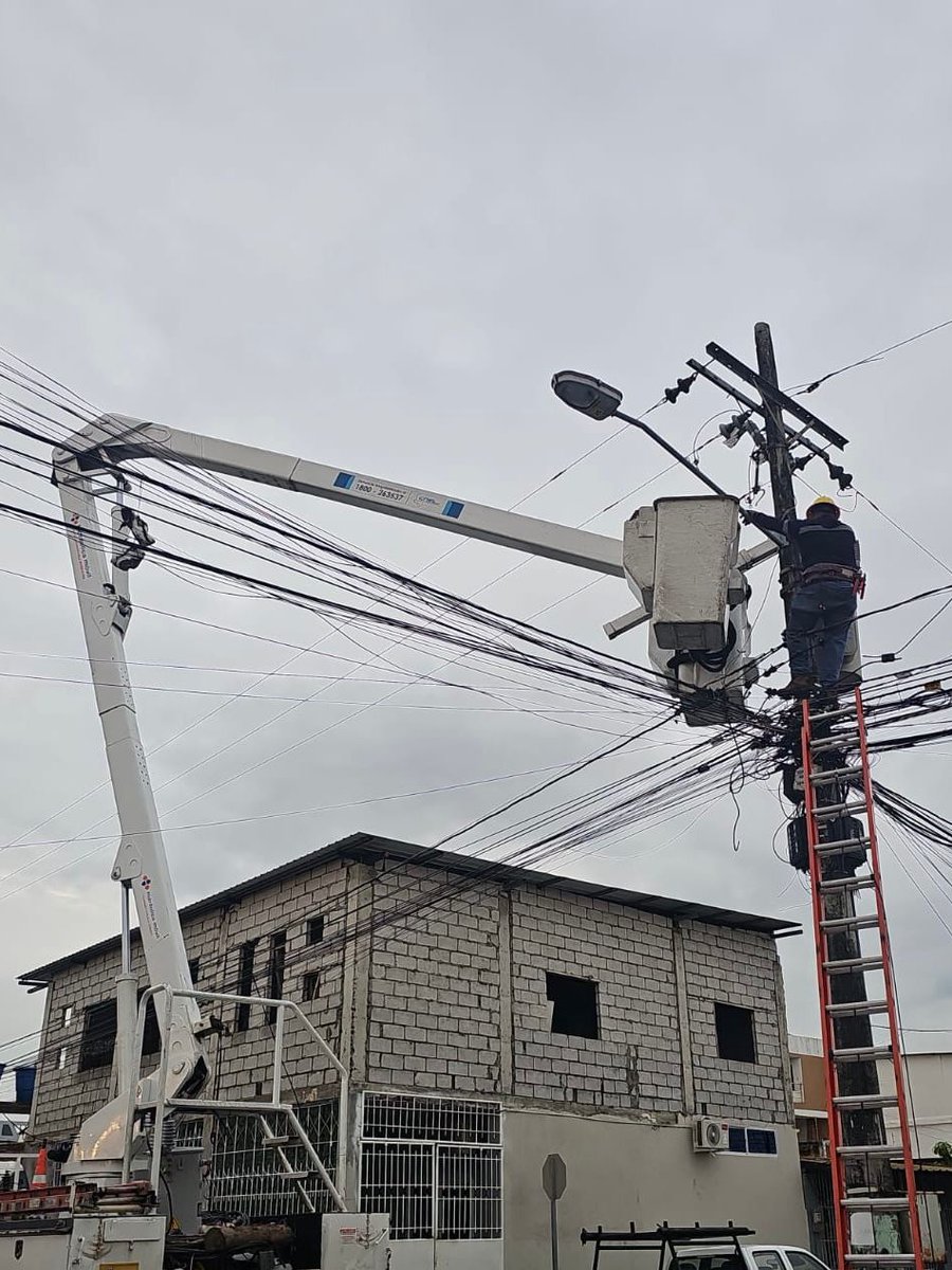 CNEL_EP's tweet photo. ✅ GUAYAS

En las calles Chanchán y Río Chimbo, de la ciudadela Bellavista del cantón Milagro, se realizó el reemplazo de transformadores de distribución de 50 kVA.

Asimismo, en las intersecciones de la avenida Calderón, entre Tarqui y Teodoro Wolf, en el cantón Yaguachi, se repotenció un transformador con el fin de incrementar la carga instalada.