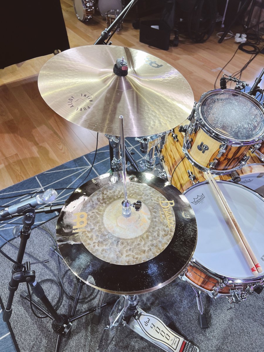 こちらの動画内で使用しておりますシンバルは全てMEINLになります