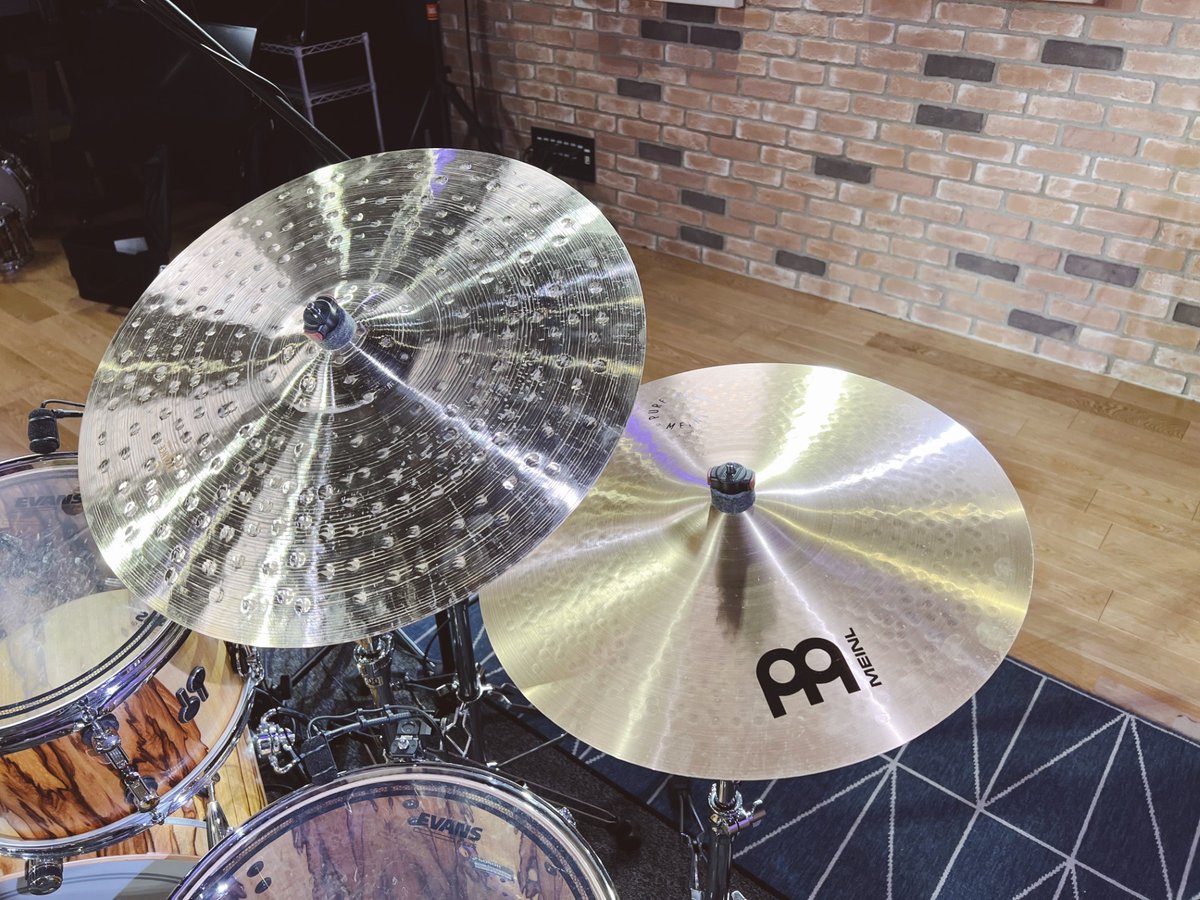 こちらの動画内で使用しておりますシンバルは全てMEINLになります