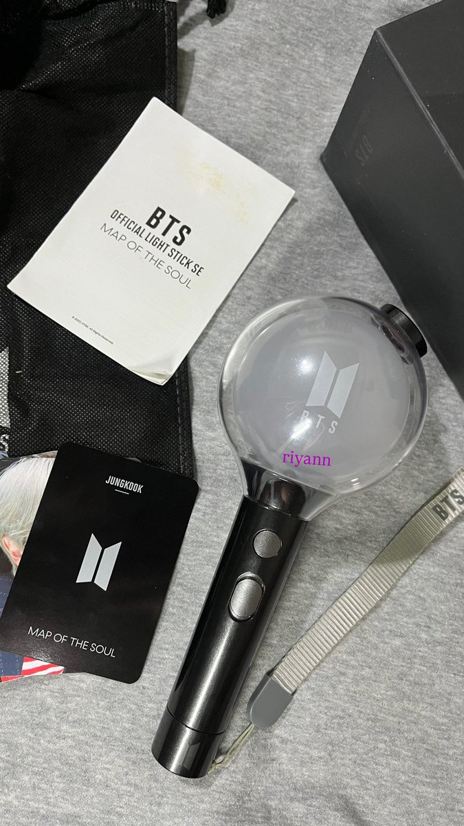 simp4userthv's tweet photo. Hi guys i’m selling my Army Bomb MOTS: Special Edititon

- Full inclusion including strap, dustbag, complete set of PC, manual, box, and QR Code (scanned sa weverse)

RFS: Di ko magagamit sa conc so bibili ng latest edition.
₱1500 but i can stretch the price 

PLEASE BUY IT 🙏🏻🙏🏻 https://t.co/gVar97PY3m