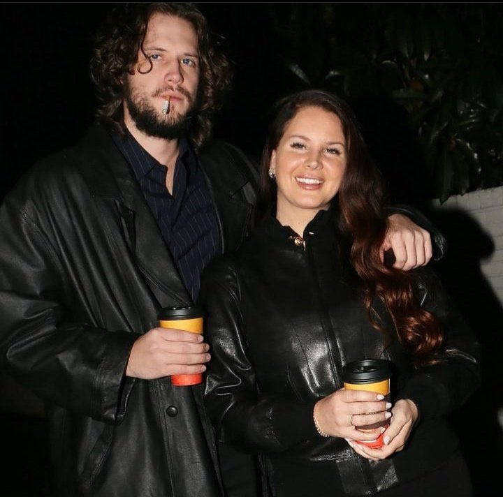 lanabrasil's tweet image. Lana Del Rey reaparece nas mídias divulgando nova música (de seu irmão). Charlie Grant (Cg) lançou o novo single “4366” nas plataformas digitais.