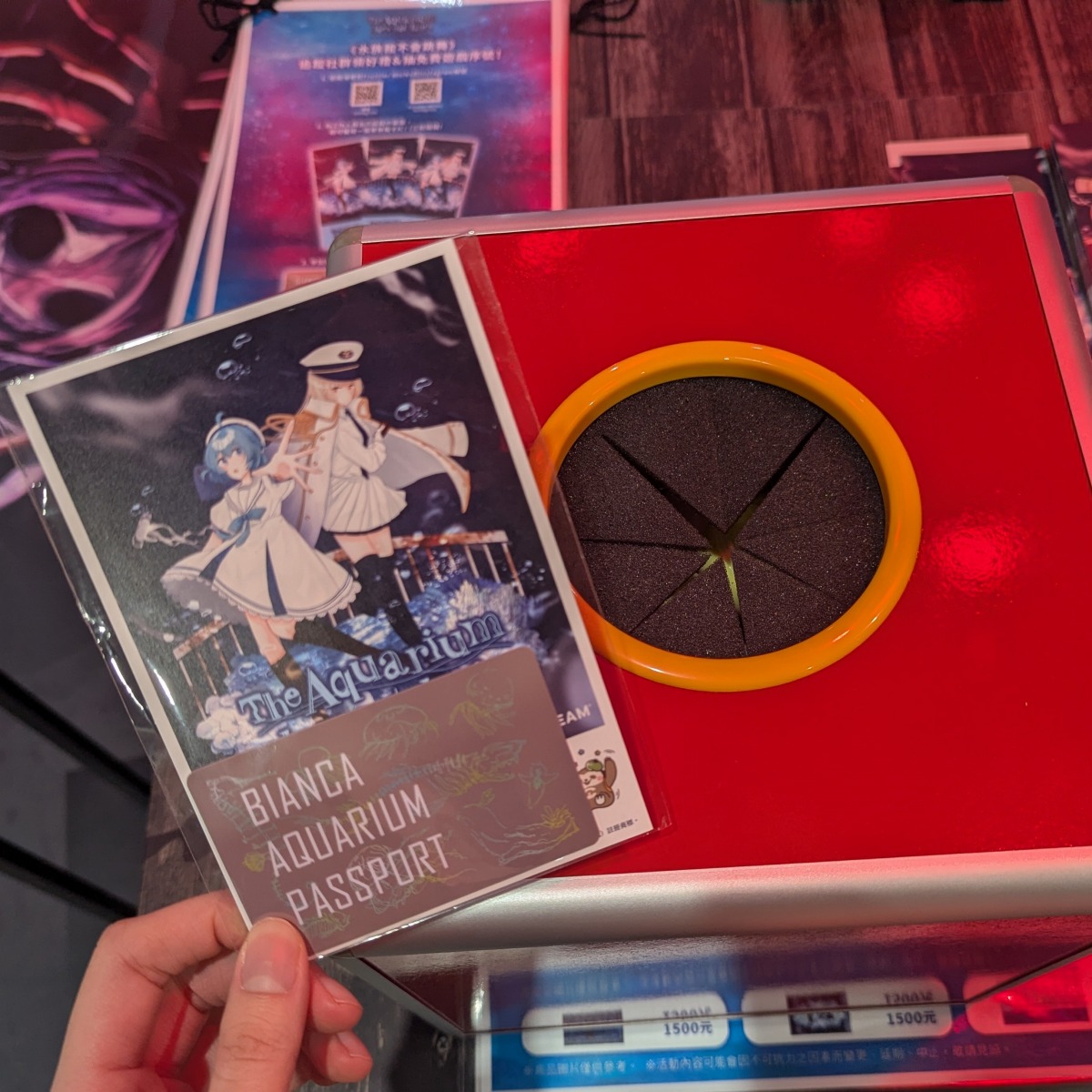 「2026台北國際動漫節」第二天！
Frontier Works攤位上舉辦《水族館不會跳舞》的贈禮活動！

只要追蹤漫寶和Frontier Works的IG帳號，就可以：

1. 當場獲得一張「票券風格卡片」（三款隨機贈送）
2. 再參加抽獎，還有機會獲得一張印有Steam遊戲序號的「碧安卡水族館年票」漫寶聯名款！