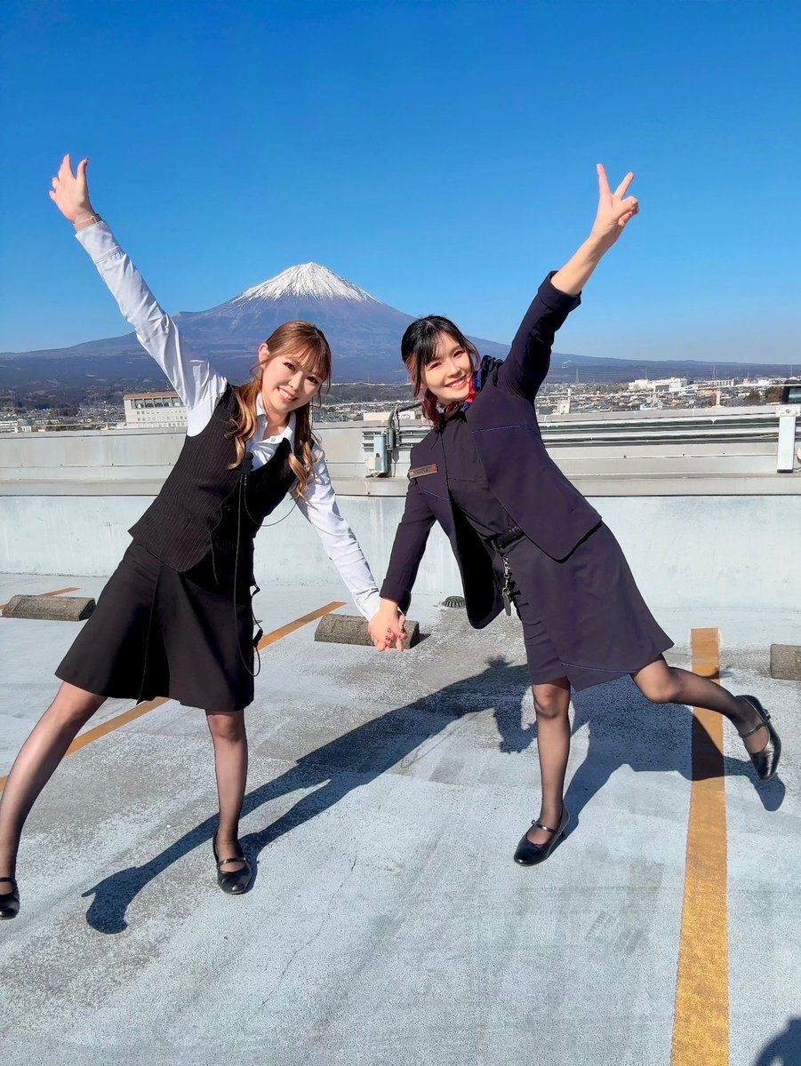 maru_fujinomiya's tweet photo. ゆなです🧸❣️

富士山がよく見えたので
屋上で撮ってきました🗻💕

バランスとれなくてボツになった
テイク1も一緒に貼っておきます🫡

#ゆなみゆ https://t.co/OlpnJGdGAY