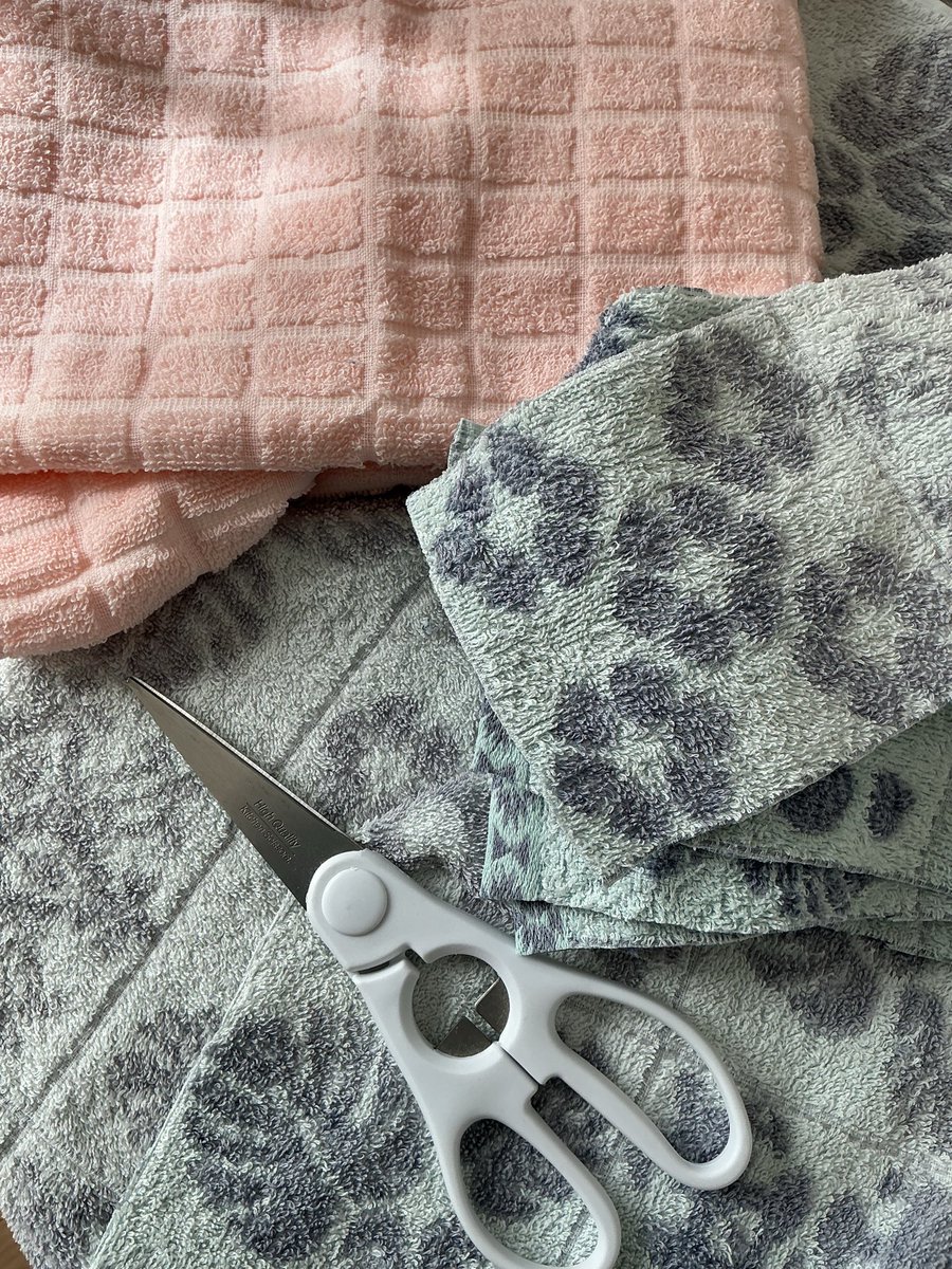 kmuhos's tweet photo. タオルはなるべくこういう線があるのを買ってます
雑巾にしたときにパイルの糸くずが出にくくて良い🙆 https://t.co/DXLPHLJRVA