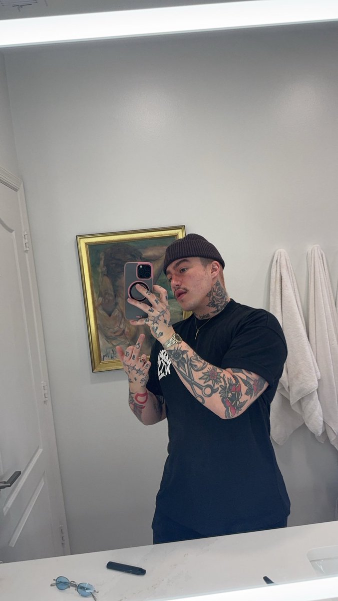bigbootytwunkxx's tweet photo. the face vs the dick #gay #nsfw #porn #gayporn #gaydick #bottom #gayman #men #gaymen #الهلال_الاخ��ود #deprem #GOLD https://t.co/C6r8kb8xJ7