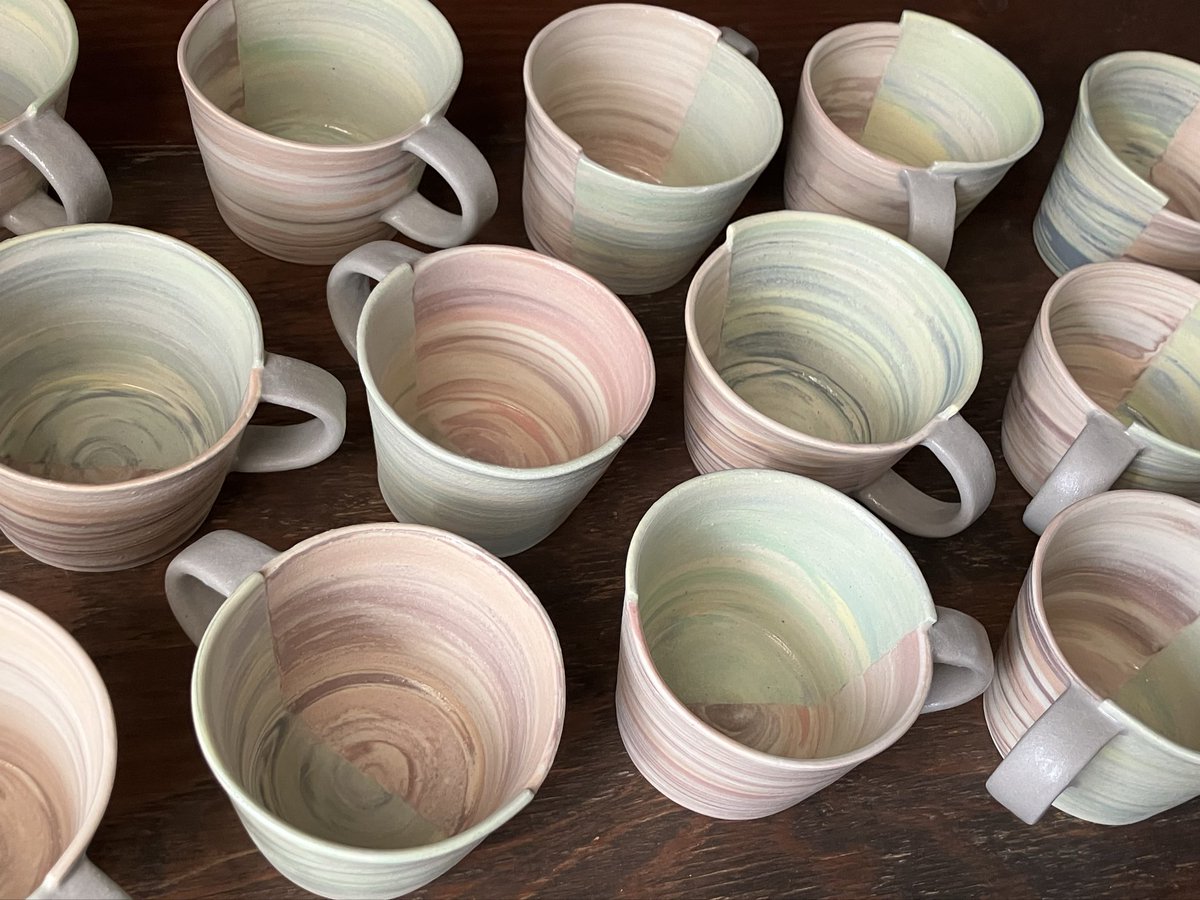 Saturday_potter's tweet photo. #まぜてつなぐ器 シリーズ

新作のマグカップです
寒色系と暖色系のマーブルに混ぜ合わせた器を半分ずつ繋げてます
段差そのままデザインがポイント👀 https://t.co/eUdkeRY4A4