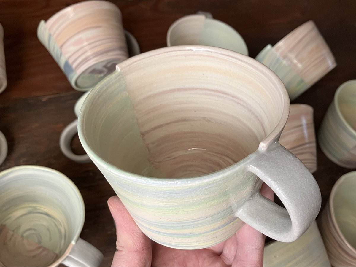 Saturday_potter's tweet photo. #まぜてつなぐ器 シリーズ

新作のマグカップです
寒色系と暖色系のマーブルに混ぜ合わせた器を半分ずつ繋げてます
段差そのままデザインがポイント👀 https://t.co/eUdkeRY4A4