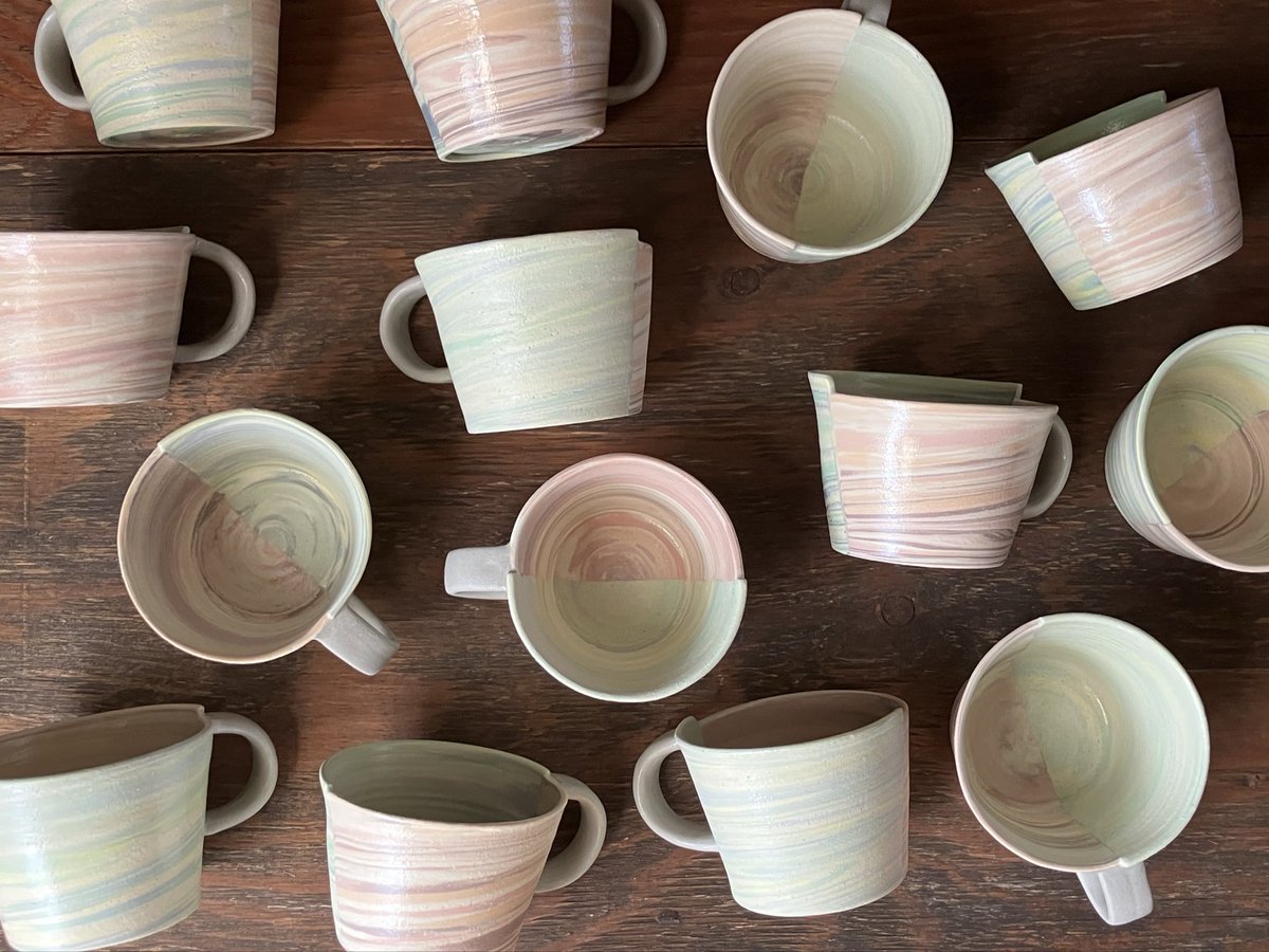 Saturday_potter's tweet photo. #まぜてつなぐ器 シリーズ

新作のマグカップです
寒色系と暖色系のマーブルに混ぜ合わせた器を半分ずつ繋げてます
段差そのままデザインがポイント👀 https://t.co/eUdkeRY4A4