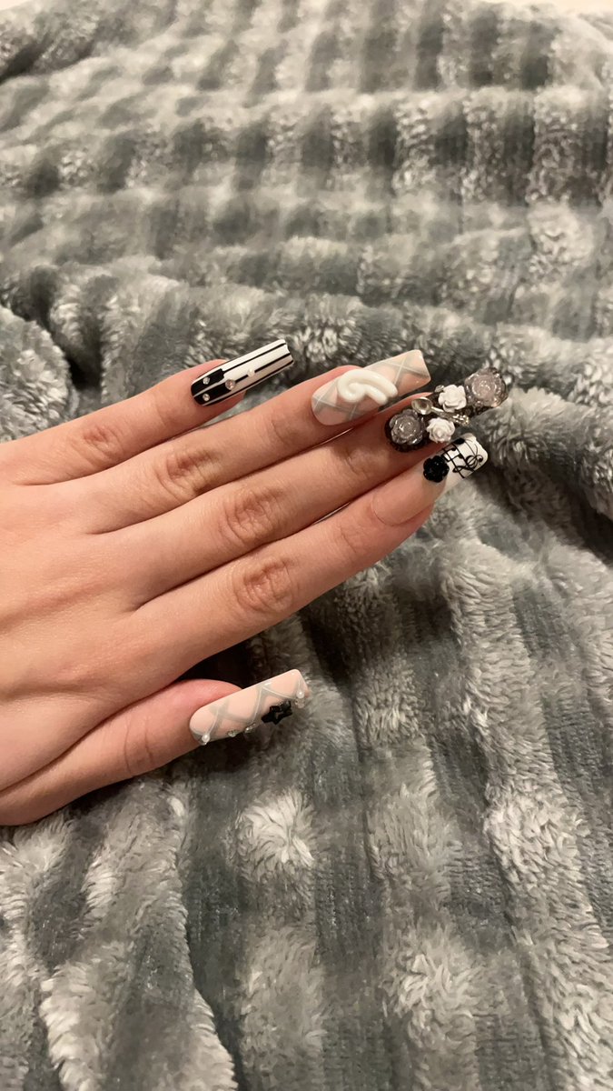 jutaeart's tweet photo. gyaru nails 🤍🎹🎼 https://t.co/P967KnTQJ0