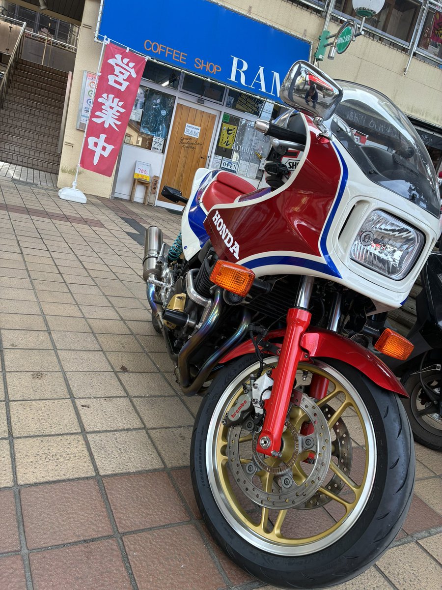 昨日、私と同じCB1100改乗りの地元の方がランチに来てくれました