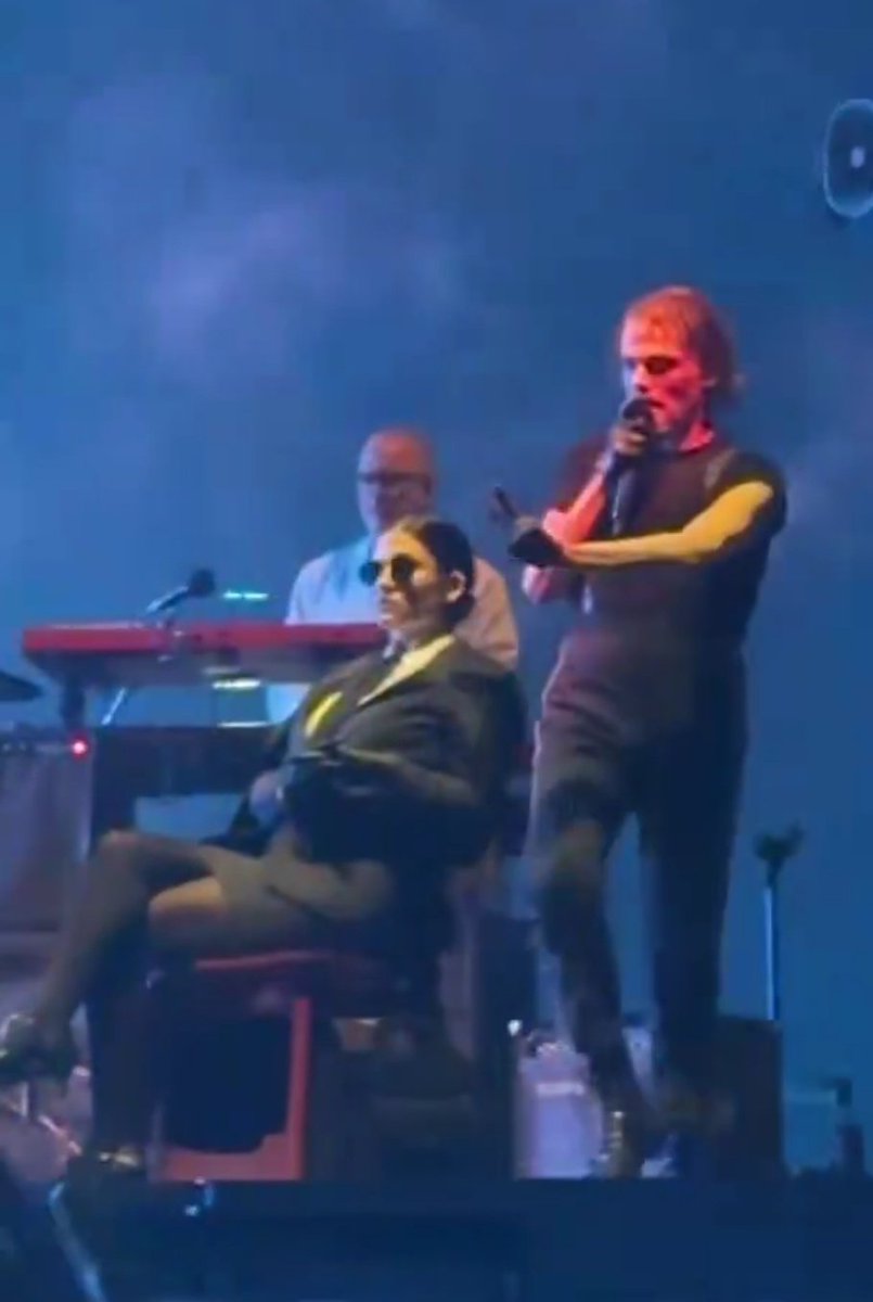 Arod_a_'s tweet image. Gerard giving the secretary bunny ears 💀😭