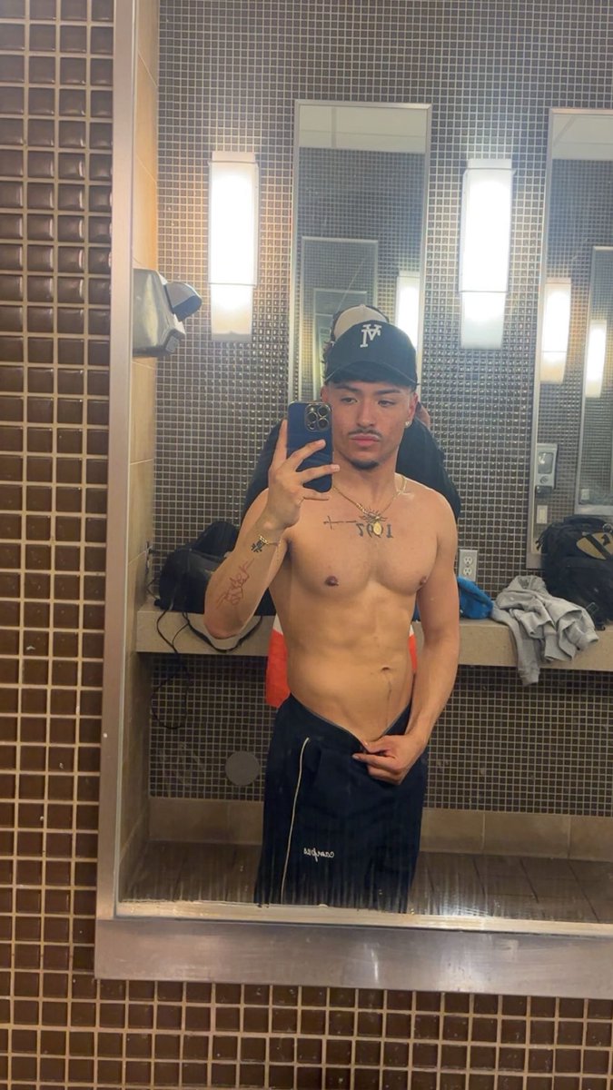 chino 🔱 tweet media