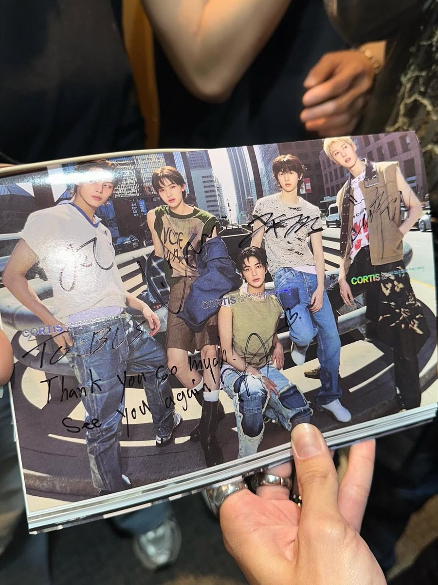 โอ้ น้องไทยได้ sign คอร์ติส🥹 งั้นคอนเทนต์ที่ทำร่วมกันคือได้เจอติสทั้ง 5 คนเลย เริ่ดอะ