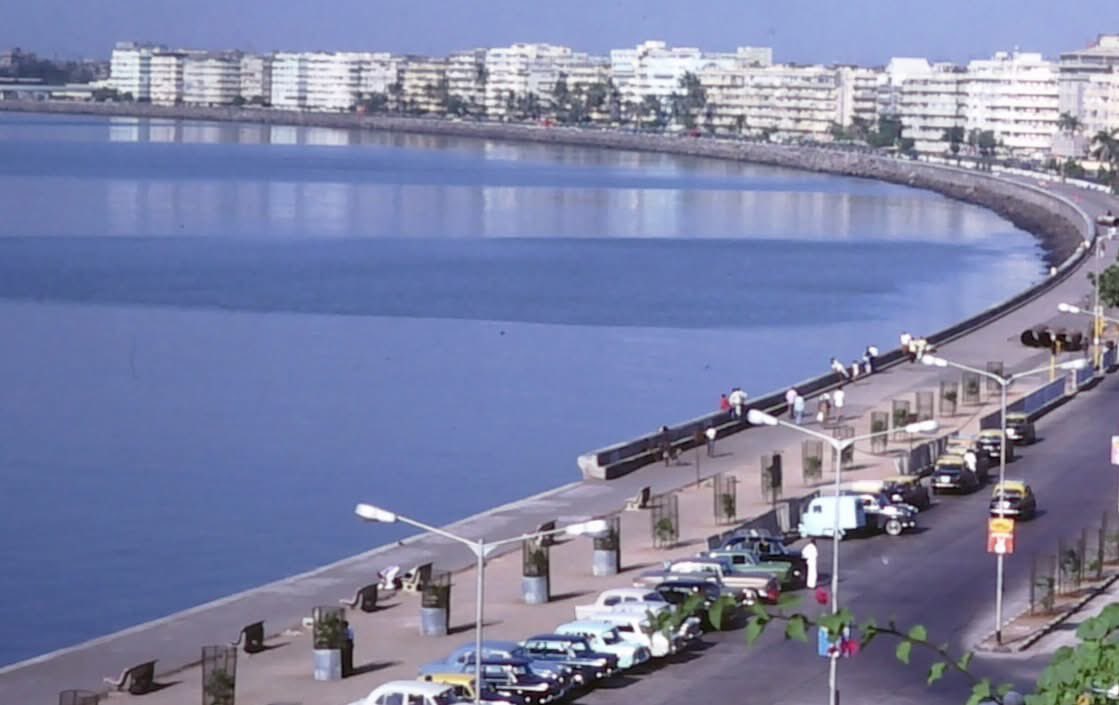 mumbaiheritage's tweet photo. Sharing rare views of Nariman Point & Marine Drive clicked from Oberoi Sheraton in January 1978.

I had to do a double take on the first photo, no parapet wall! It seems it was still under construction then.

Also sharing two zoomed-in frames, notice the clear blue hues of the water. The parapet wall those days existed only till the Air India building and was extended later.
#OldMumbai