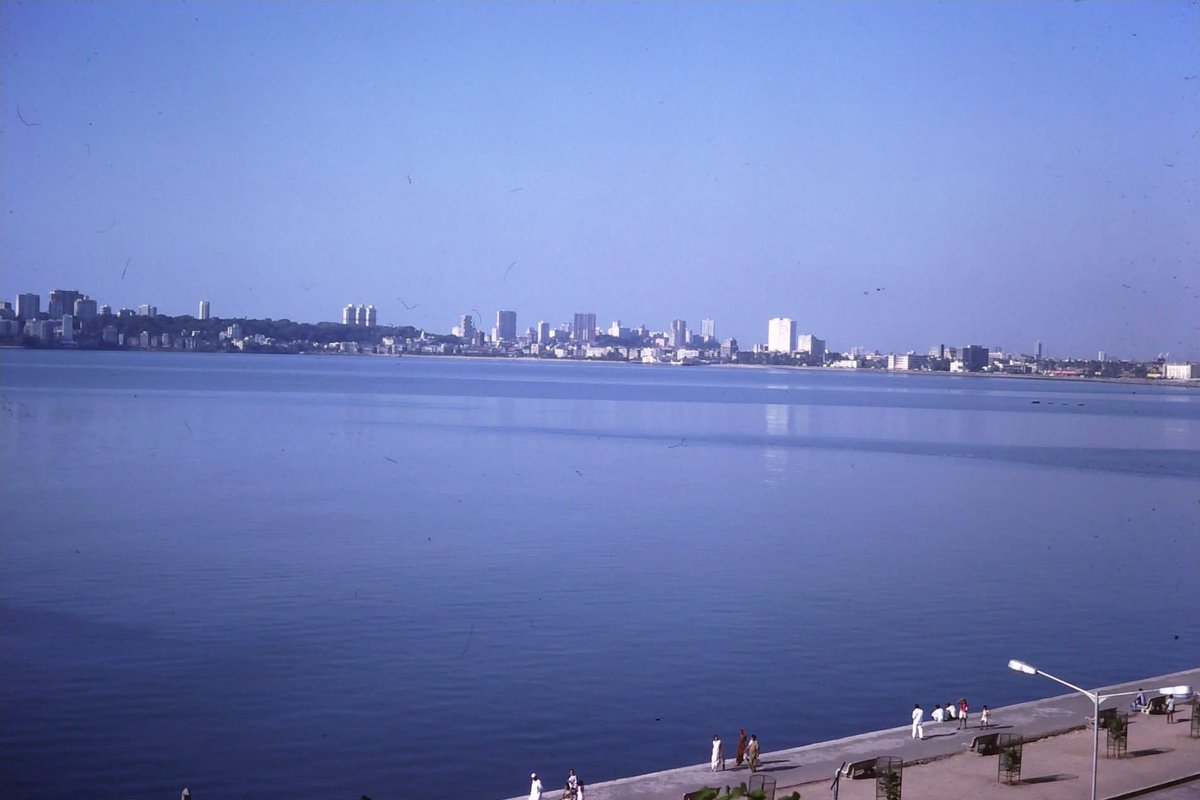 mumbaiheritage's tweet photo. Sharing rare views of Nariman Point & Marine Drive clicked from Oberoi Sheraton in January 1978.

I had to do a double take on the first photo, no parapet wall! It seems it was still under construction then.

Also sharing two zoomed-in frames, notice the clear blue hues of the water. The parapet wall those days existed only till the Air India building and was extended later.
#OldMumbai