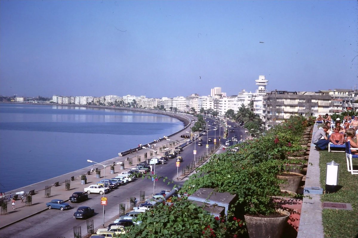 mumbaiheritage's tweet photo. Sharing rare views of Nariman Point & Marine Drive clicked from Oberoi Sheraton in January 1978.

I had to do a double take on the first photo, no parapet wall! It seems it was still under construction then.

Also sharing two zoomed-in frames, notice the clear blue hues of the water. The parapet wall those days existed only till the Air India building and was extended later.
#OldMumbai