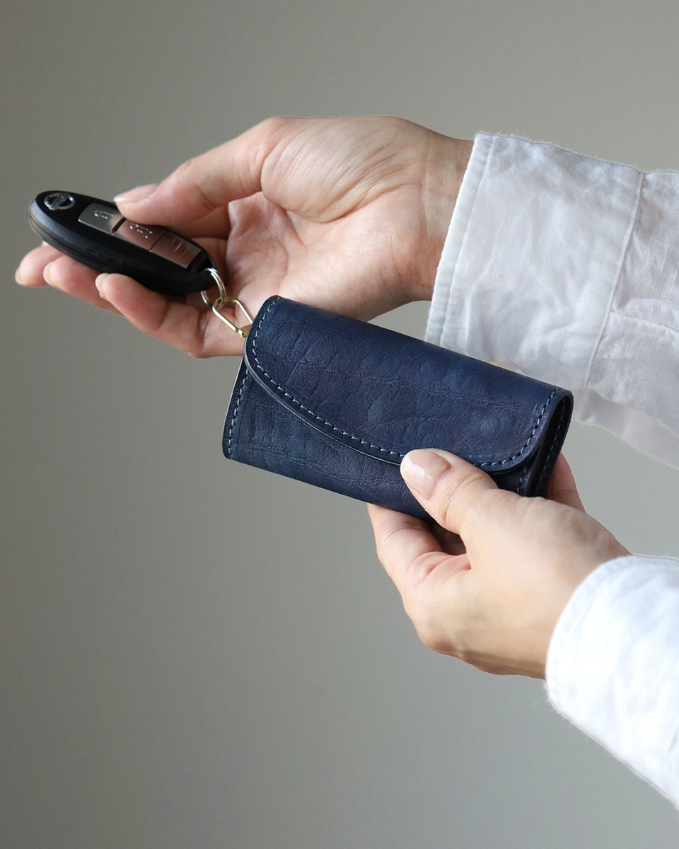 藍染レザーが静かに育つ、Re-ACTのキーケース。
大和藍で染めた本革が、使うほどに深みを増します。
スリムで実用的、日常に自然と馴染む一品。

craftcafe.store/products/ra250…