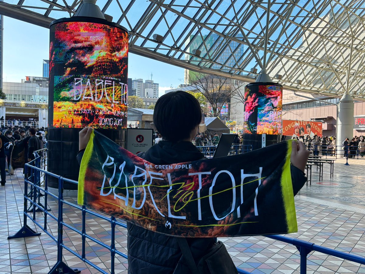 mayumickey1209's tweet photo. 高1の息子が大好きなMrs. GREEN APPLEのライブに行けたの、一生に一度の思い出かなと思ってたけど、また当選して嬉しい！大森さんとクッキーを無言で食べる夢を見たのは前兆だったんだ！w https://t.co/D6MFxW2R5t