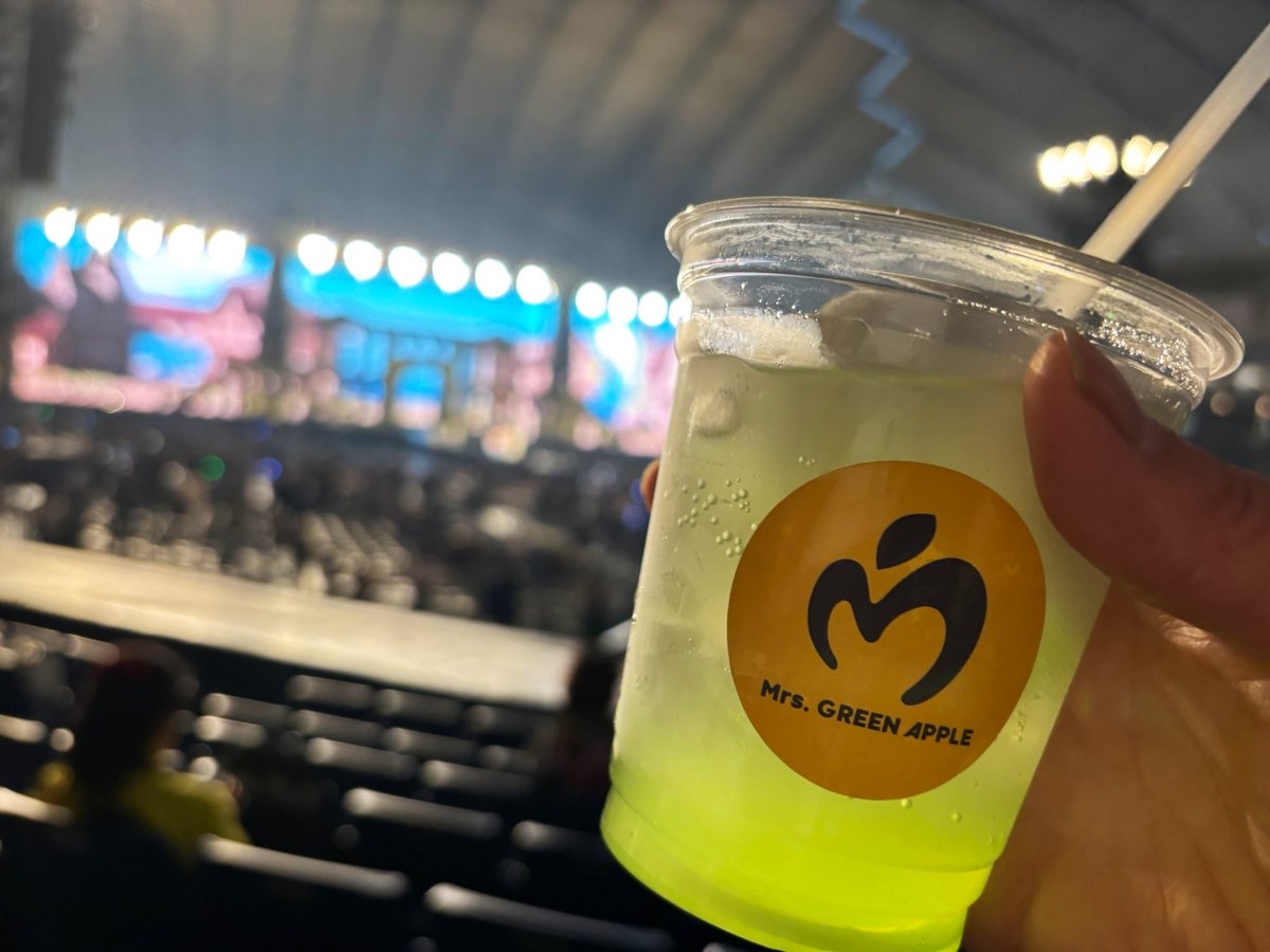mayumickey1209's tweet photo. 高1の息子が大好きなMrs. GREEN APPLEのライブに行けたの、一生に一度の思い出かなと思ってたけど、また当選して嬉しい！大森さんとクッキーを無言で食べる夢を見たのは前兆だったんだ！w https://t.co/D6MFxW2R5t