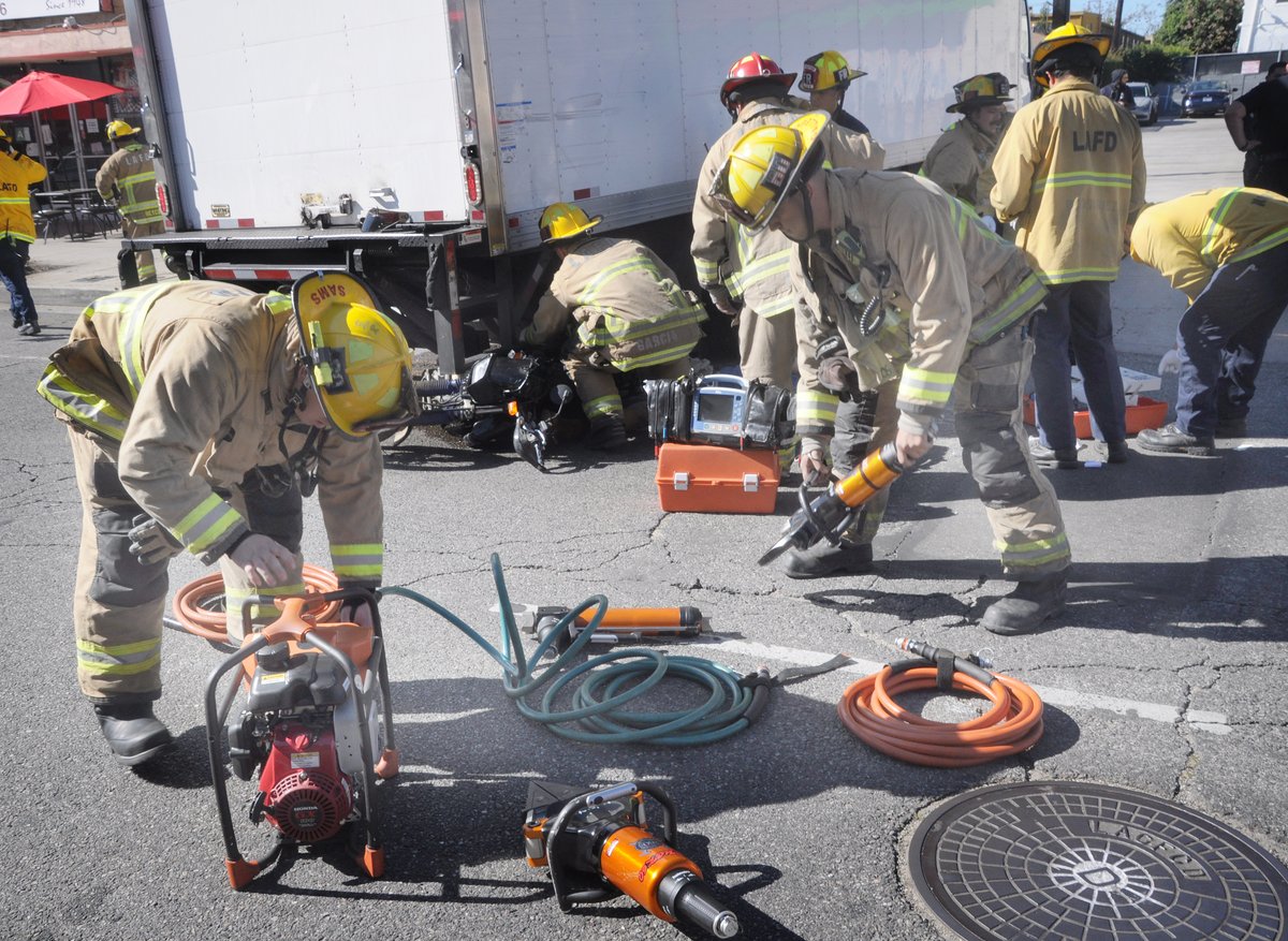 LAFDtalk's tweet photo. February 4, 2026: LAFD firefighters extricated a 45-year-old male patient who was found trapped beneath a box truck.
📷: Mike Meadows
#lafd #losangelesfiredepartment #motorcycle #extrication #holmatro #northhollywood https://t.co/jEJs3lRGyN