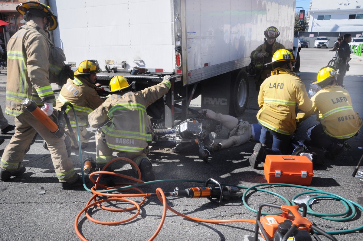 LAFDtalk's tweet photo. February 4, 2026: LAFD firefighters extricated a 45-year-old male patient who was found trapped beneath a box truck.
📷: Mike Meadows
#lafd #losangelesfiredepartment #motorcycle #extrication #holmatro #northhollywood https://t.co/jEJs3lRGyN