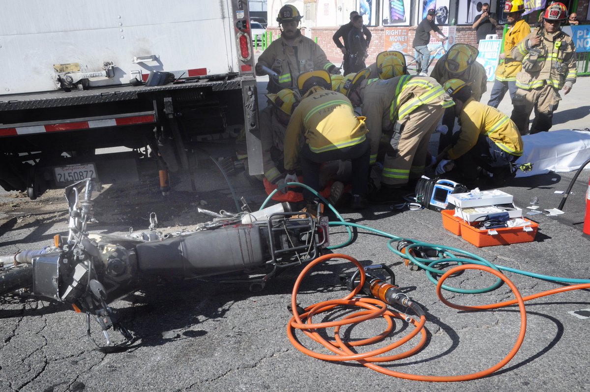 LAFDtalk's tweet photo. February 4, 2026: LAFD firefighters extricated a 45-year-old male patient who was found trapped beneath a box truck.
📷: Mike Meadows
#lafd #losangelesfiredepartment #motorcycle #extrication #holmatro #northhollywood https://t.co/jEJs3lRGyN