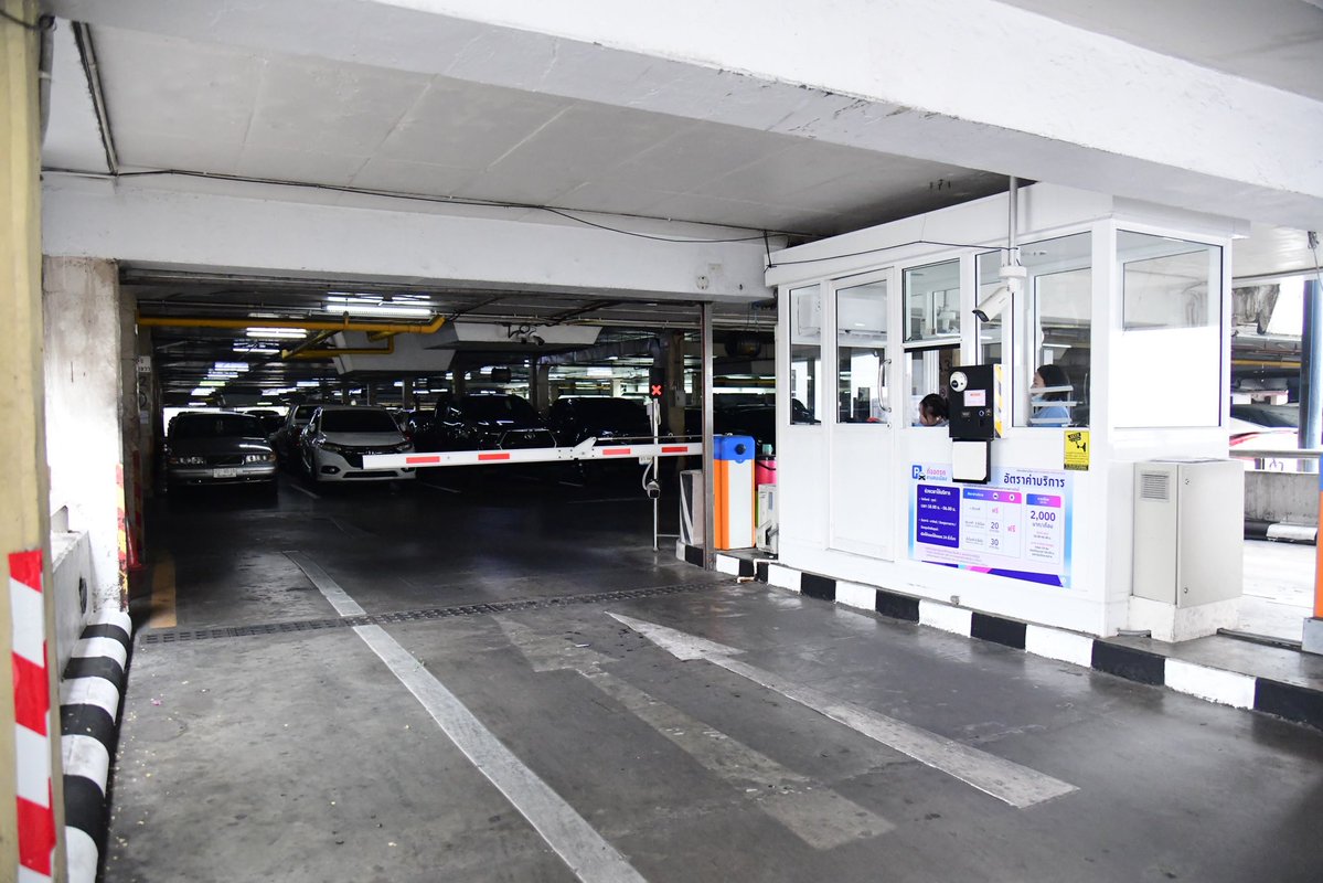 อันนี้ดีอะ ไม่ต้องขับวนอีกต่อไป! 

 กทม. ปลดล็อกที่จอดรถใต้ลานคนเมืองแล้ว รองรับท่องเที่ยวย่านพระนคร มอ’ไซค์จอดฟรี รถเก๋งชั่วโมง 20 ห้องน้ำครึ่งร้อย ที่จอดครึ่งพัน

5 ก.พ. 69 : ชัชชาติ สิทธิพันธุ์ ผู้ว่าฯ กทม. นำชมที่จอดรถลานคนเมือง (เสาชิงช้า) หลังปรับระเบียบร่วม 2 ปี