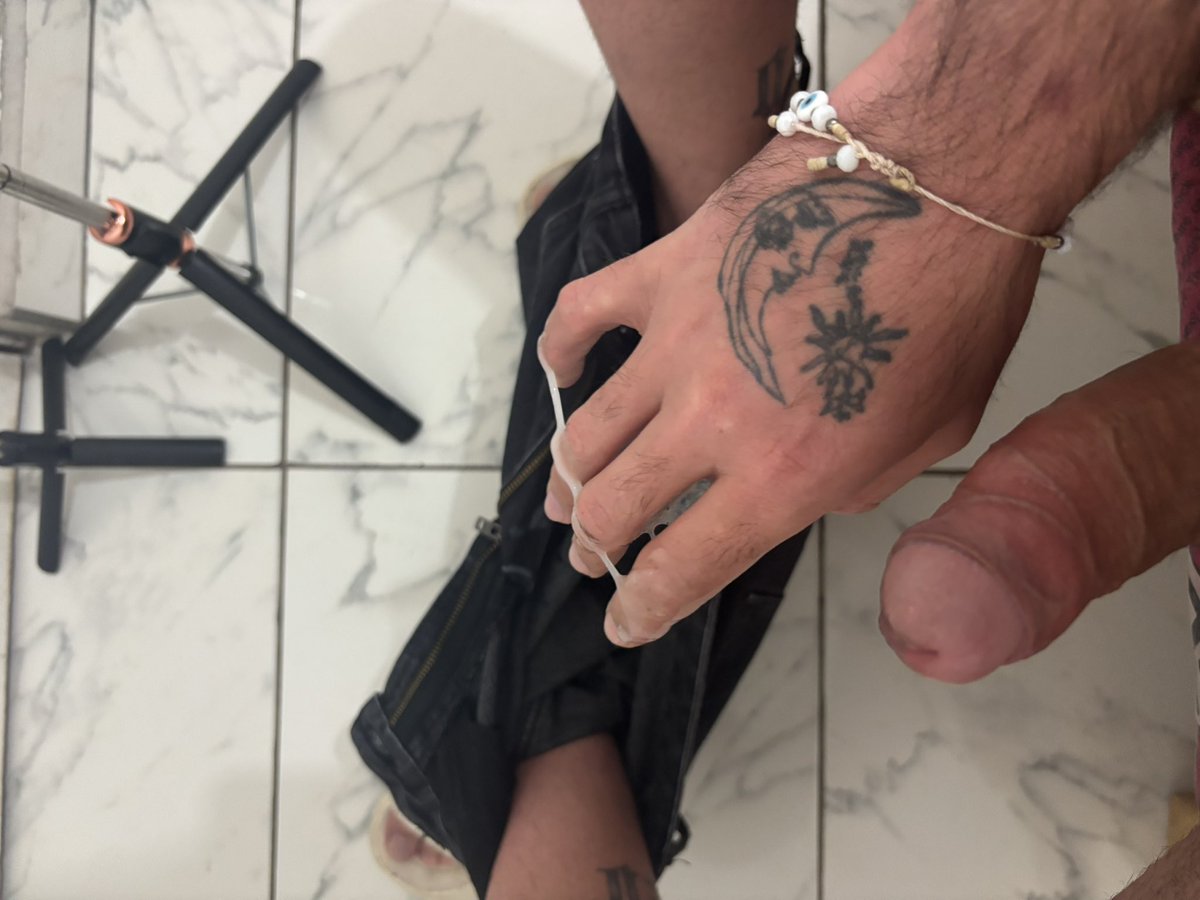 Quieres ver como me vengo a chorros?😈💦 onlyfans.com/manumas18