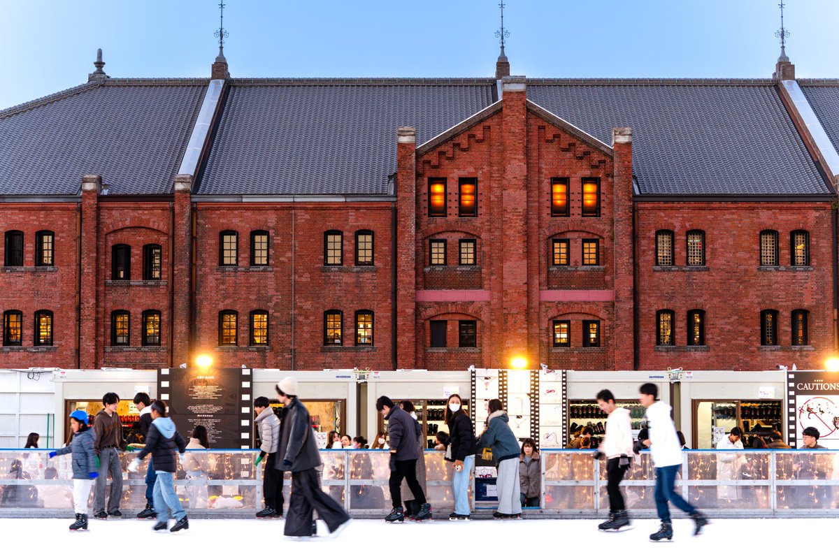 2月6日（金）
本日のアートリンクは、13:00にオープンします⛸️ 

本日も気持ちよい天気ですが、溶けた氷に気を付けてスケートをお楽しみください🧊

Photo：大野隆介
#アートリンク #赤レンガ倉庫 #みなとみらい