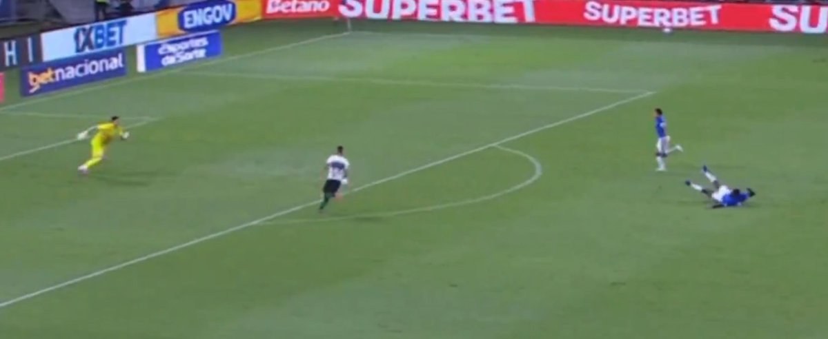 Pau quebrando no jogo e o Gerson deitado.