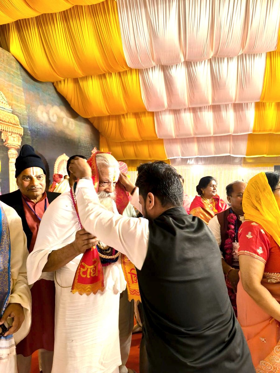 AjayMal85497714's tweet image. कटनी श्री रंगनाथ मंदिर श्रीमद् भागवत कथा के छठवें दिवस में उपस्थित होकर परम पूजनीय परम आदरणीय विश्व विख्यात कथा वाचक आदरणीय श्री इंद्रेश उपाध्याय  जी का आशीर्वाद प्राप्त हुआ!! 
#viralpost #highlife 
#instamood #katniss #mp
#ajaymalibjp