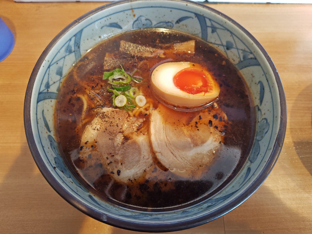 大宮、葱次郎大宮西口店さん、醤油らーめん、小ライス。ときどき食べたくなる一杯。特筆すべきは香ばしい焦がし葱油。オーソドックスな醤油ラーメンがオイルひとつで化けるのだから、ラーメンとは面白い食べ物です。