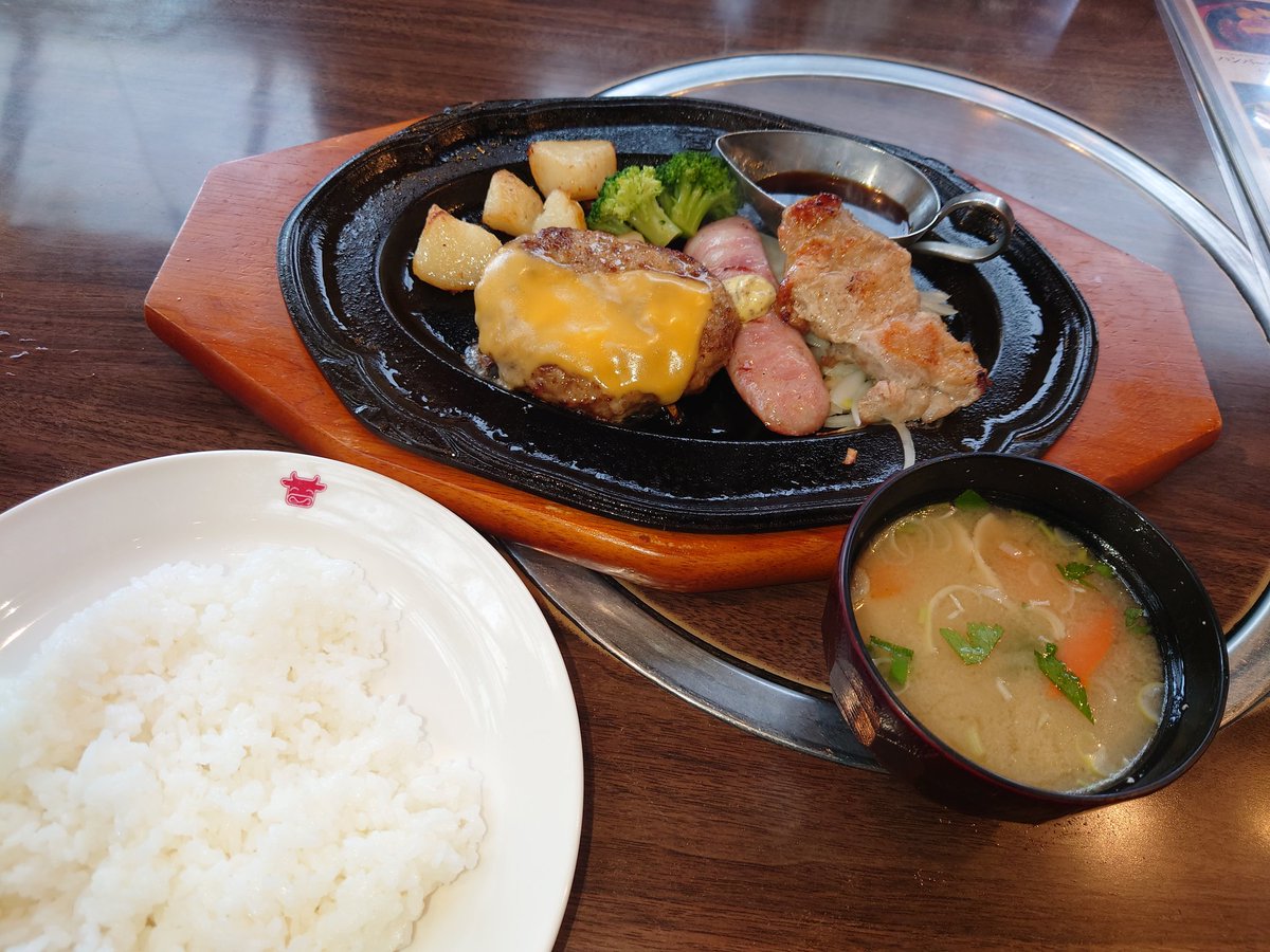 珍しく朝食を半分も残すムスコ。変だなぁと思ったら半泣きで訴えてくる。ウ◯チが硬くなり出口を塞いでいたので人生2度目の摘◯。その後モビ◯ール服用。ここ半年問題なかったけど先週辺りから様子がおかしかった。このタイミングで服用させるべきでした。療育に行って登園。お疲れパパは万世ランチ。