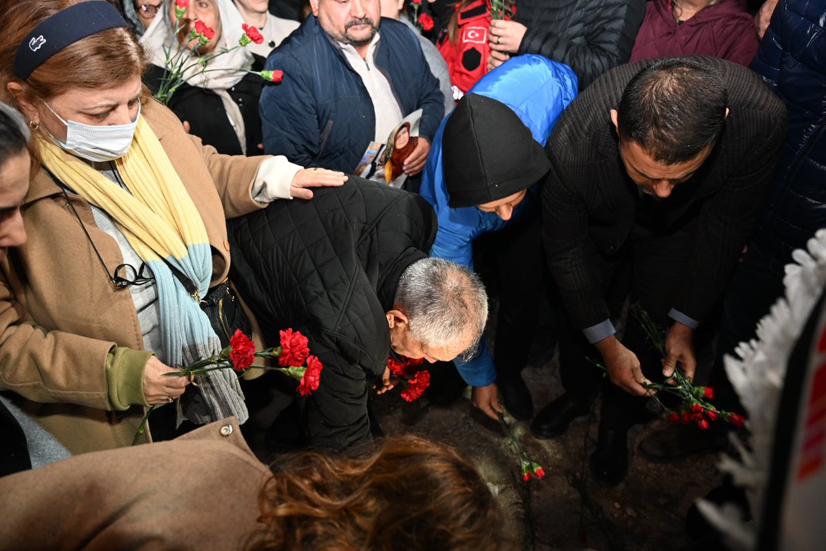 emrahkozay01's tweet image. Bir gece…  
Saatler 04.17’yi gösterdiğinde, binlerce hayat yarım kaldı.  
Sokaklar sustu, şehir sustu… Yüreklerimizde tarifsiz bir acı kaldı.

Depremin üçüncü yılında, yitirdiğimiz canlarımızı anmak için aileleriyle bir araya geldik.  
Bıraktığımız her karanfil; hatıralarına,…