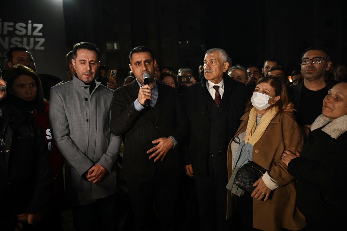 emrahkozay01's tweet image. Bir gece…  
Saatler 04.17’yi gösterdiğinde, binlerce hayat yarım kaldı.  
Sokaklar sustu, şehir sustu… Yüreklerimizde tarifsiz bir acı kaldı.

Depremin üçüncü yılında, yitirdiğimiz canlarımızı anmak için aileleriyle bir araya geldik.  
Bıraktığımız her karanfil; hatıralarına,…