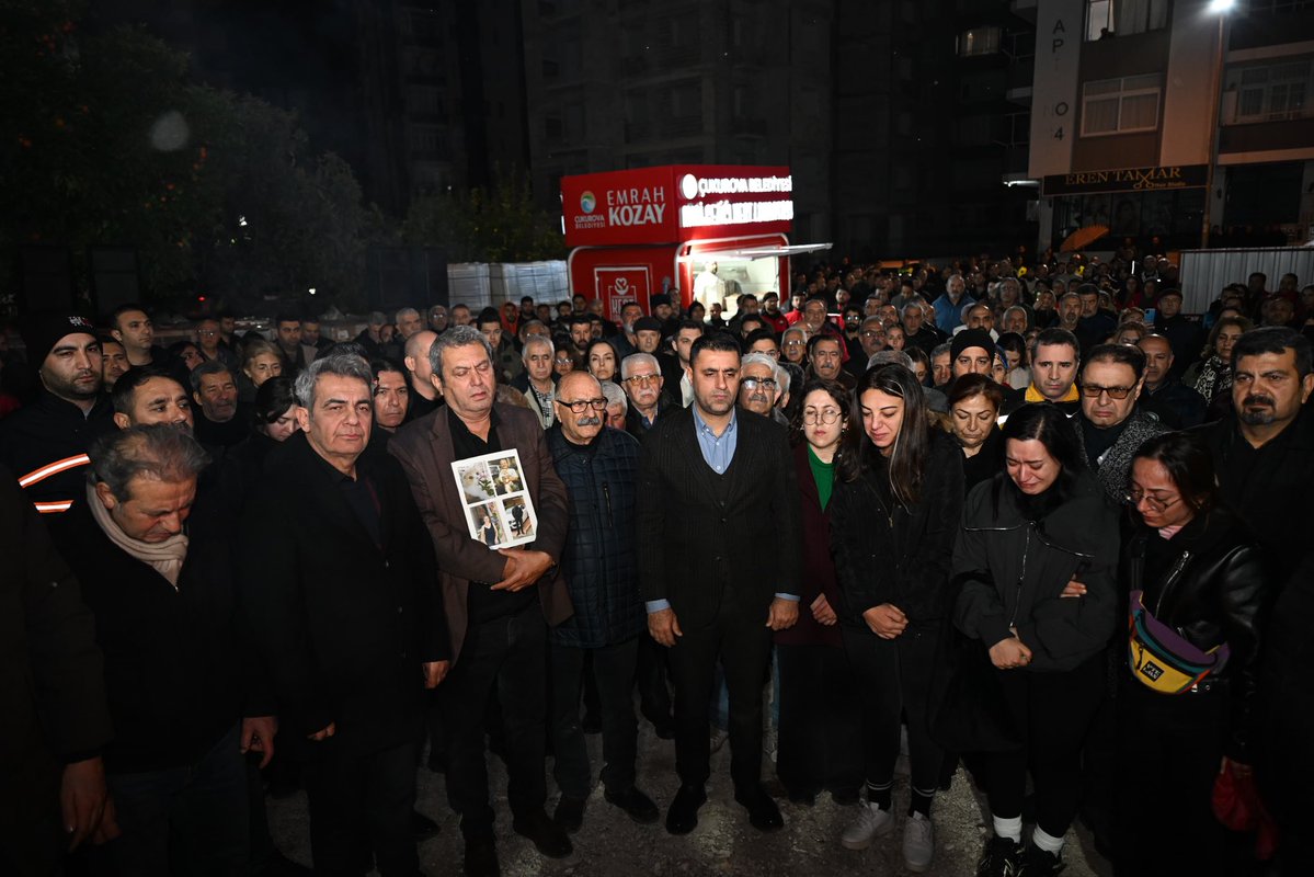 emrahkozay01's tweet image. Bir gece…  
Saatler 04.17’yi gösterdiğinde, binlerce hayat yarım kaldı.  
Sokaklar sustu, şehir sustu… Yüreklerimizde tarifsiz bir acı kaldı.

Depremin üçüncü yılında, yitirdiğimiz canlarımızı anmak için aileleriyle bir araya geldik.  
Bıraktığımız her karanfil; hatıralarına,…