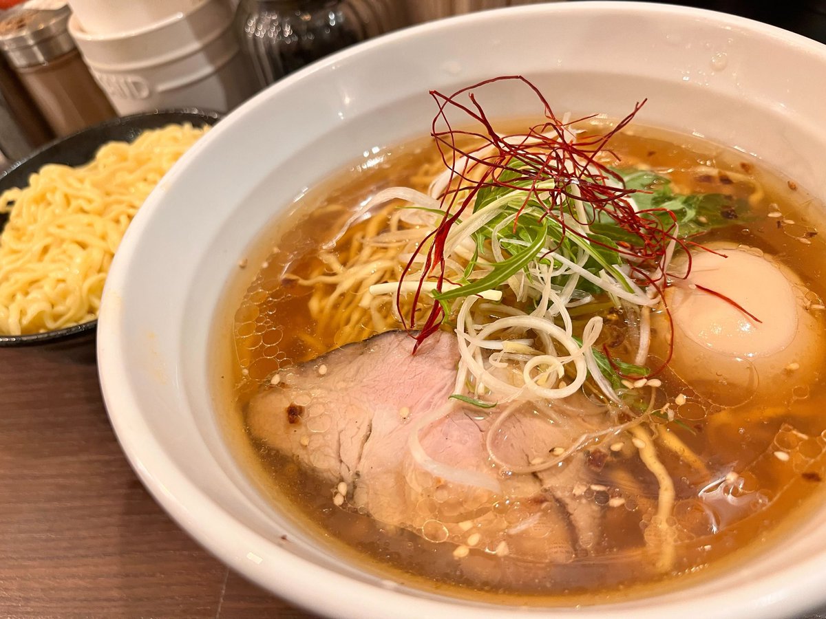 higuchi_olive's tweet photo. 【本日のラーメン🍜】
昨日のランチは「天雷軒 麹町店」へ

琥珀醤油味玉ラーメン🍜
透き通ったスープが文句なしに旨い。
勢いで替え玉も完食。

次は台湾まぜそばにチャレンジしてみようと思う。

#営業マンランチ #SES営業 https://t.co/qWCWlVkcMD