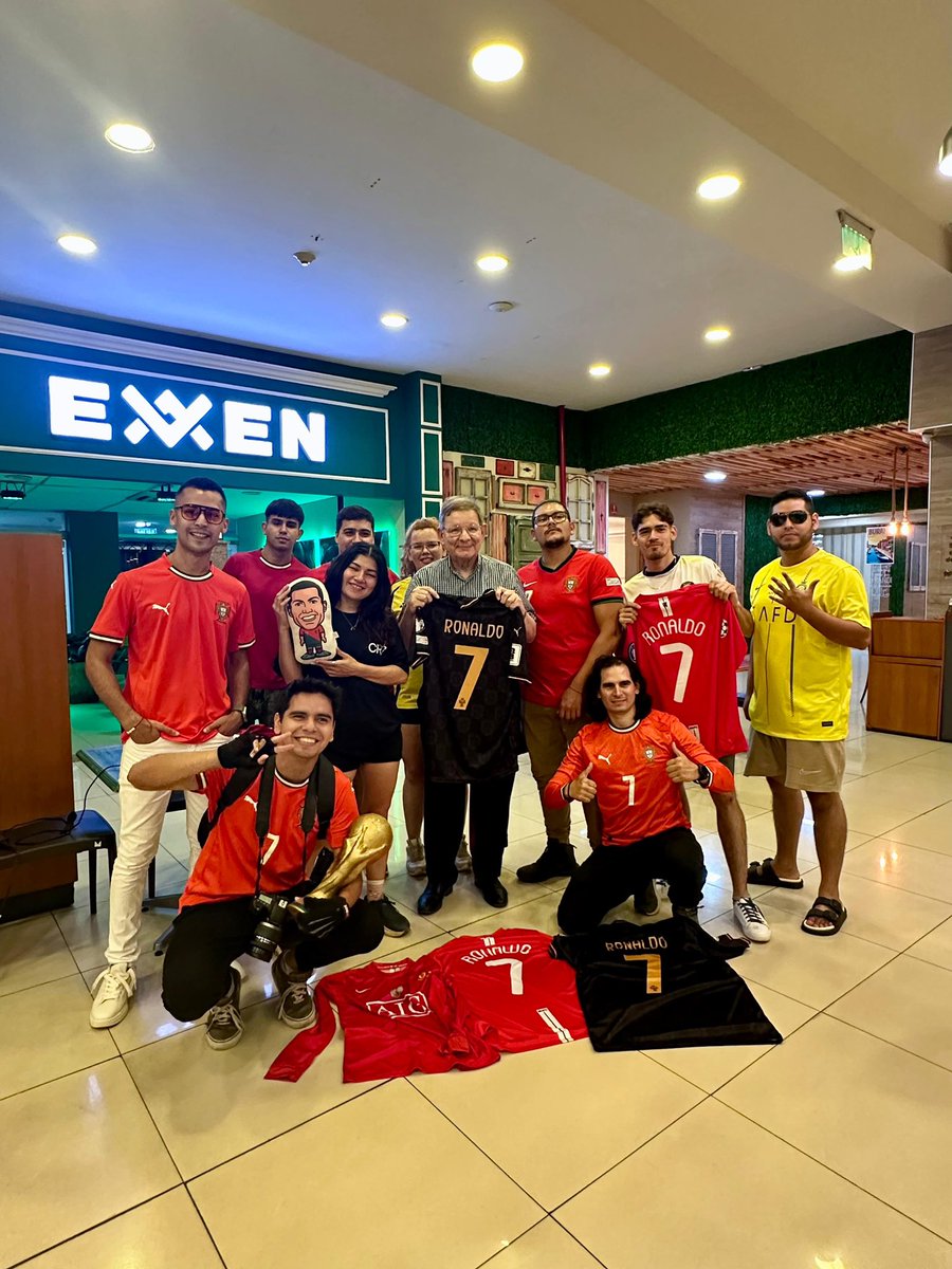 arielipillo's tweet image. 📍🇵🇾 Los fans de Cristiano Ronaldo en Paraguay todos juntos para su cumpleaños. 🎂

📸 @Kristhianlml