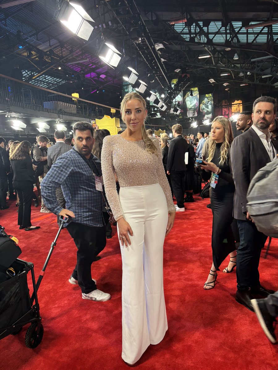 Olivia Harlan Dekker tweet media